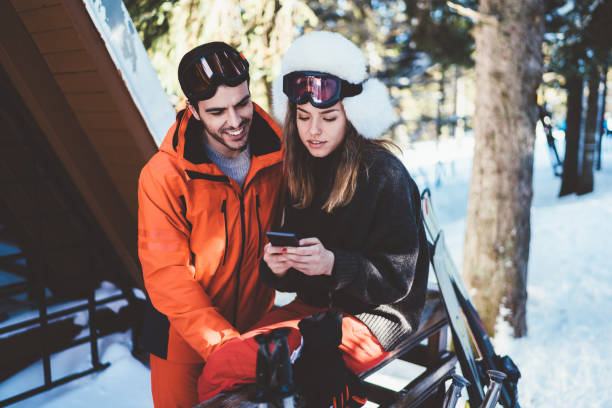 스키 주말에 커플 - romance skiing ski resort couple 뉴스 사진 이미지