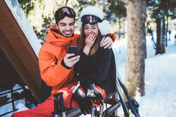 스키 주말에 커플 - romance skiing ski resort couple 뉴스 사진 이미지