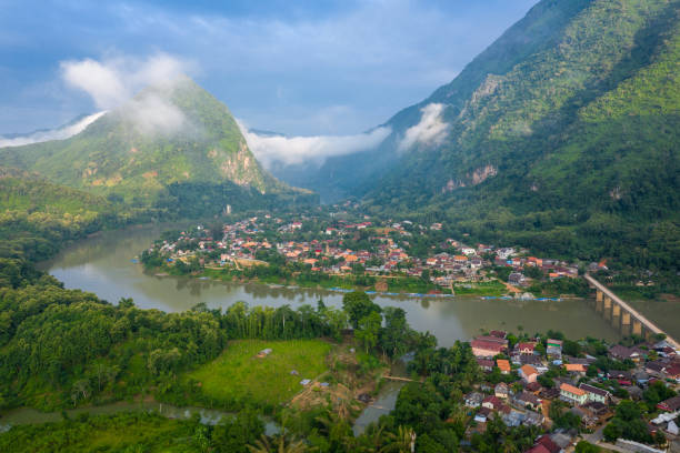 vista aérea de la localidad de nong khiaw. laos del norte. sudeste asiático. foto hecha por drone desde arriba. vista de pájaro. - laos hut southeast asia shack fotografías e imágenes de stock