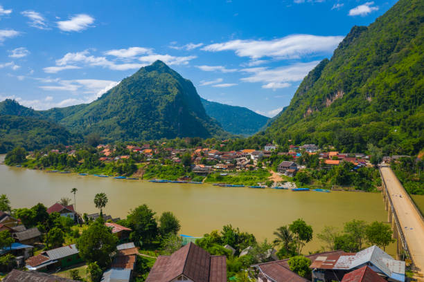 vista aérea de la localidad de nong khiaw. laos del norte. sudeste asiático. foto hecha por drone desde arriba. vista de pájaro. - laos hut southeast asia shack fotografías e imágenes de stock