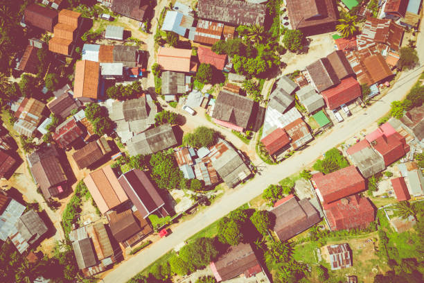 vista aérea del pueblo en vang vieng, laos. sudeste asiático. foto hecha por drone desde arriba. vista de pájaro. - laos hut southeast asia shack fotografías e imágenes de stock