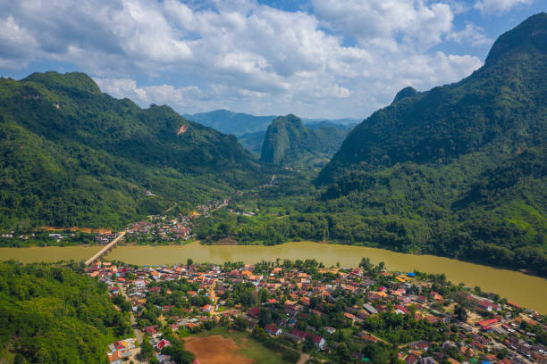 vista aérea de la localidad de nong khiaw. laos del norte. sudeste asiático. foto hecha por drone desde arriba. vista de pájaro. - laos hut southeast asia shack fotografías e imágenes de stock