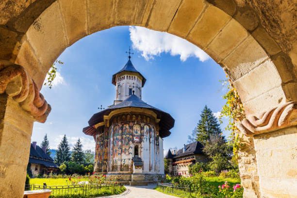 the moldovita monastery, romania - voronet imagens e fotografias de stock