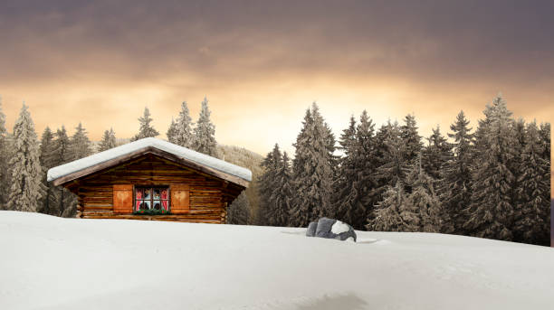 деревенская лыжная хижина в горах - mountain snow sunset house стоковые фото и изображения