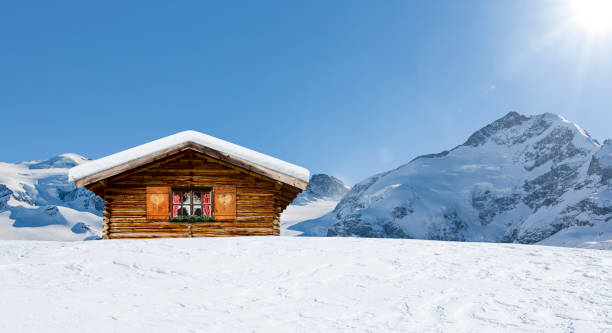 acogedora cabaña de esquí en montañas suizas - shack european alps switzerland cabin fotografías e imágenes de stock