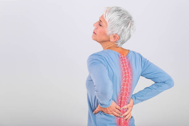 腰痛に苦しむマトゥール女性。背中の痛みで休んでいる成熟した女性。女性の腰痛。腰痛に苦しむ高齢女性傷害、3dの脊椎 - backache ストックフォトと画像