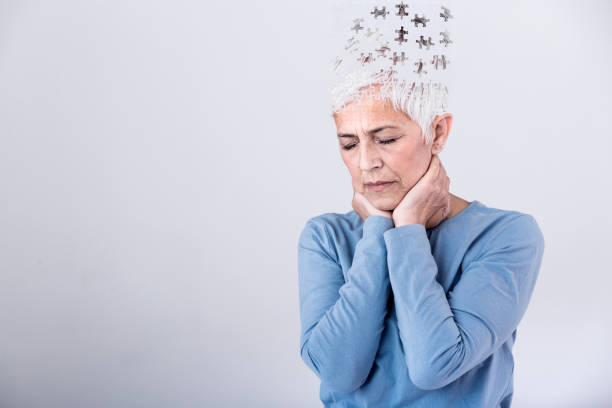 Memory loss due to dementia. Senior woman losing parts of head as symbol of decreased mind function. Senior woman losing parts of head feeling confused as symbol of decreased mind function. pérdida de memoria debido a la demencia. mujer mayor perdiendo partes de la cabeza como símbolo de la disminución de la función mental. mujer mayor perdiendo partes de la cabeza sintiéndose confundida como símbolo de la disminución de la función me