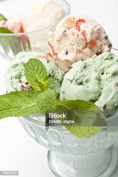 Dos Vasos Con Helado Foto de stock y más banco de imágenes de Alimento - Alimento, Blanco - Color, Color - Tipo de imagen