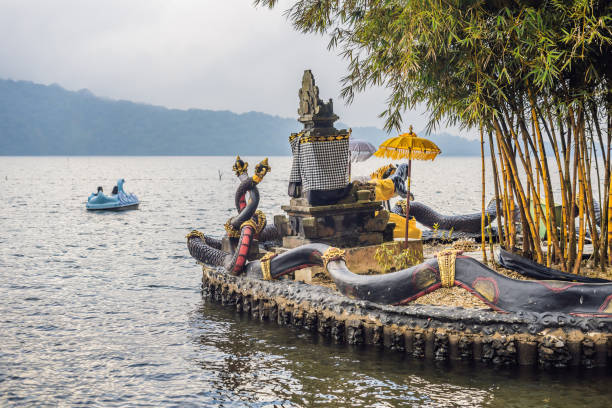 pura ulun danu bratan, bali. tempio indù circondato da fiori sul lago bratan, bali. grande tempio dell'acqua sciita a bali, indonesia. tempio indù - 11088 foto e immagini stock