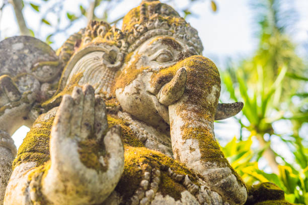 ganesha pokryte mchem w parku - bali balinese culture art carving zdjęcia i obrazy z banku zdjęć