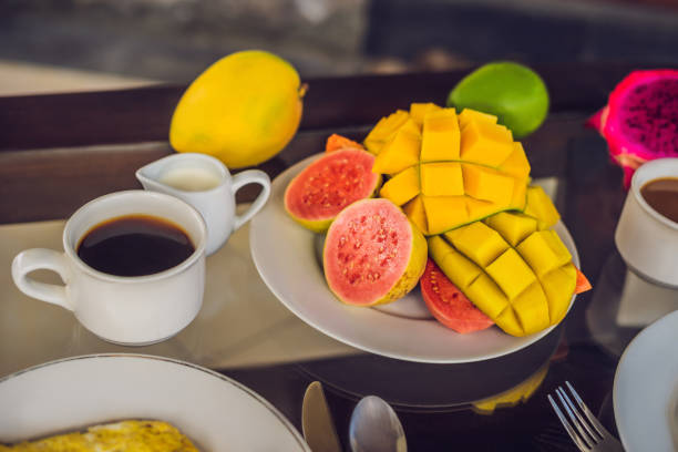 un delicioso desayuno que consiste en tortilla, fruta y café - 11160 fotografías e imágenes de stock