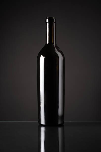 template concept une bouteille de vin pour votre conception et la promotion de la société de publicité votre produit sur fond noir. maquette de bouteille de vin. vue avant - bottle wine red blank photos et images de collection