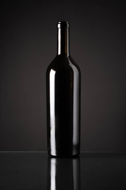 당신의 디자인 및 광고 회사에 대 한 템플릿 개념 하나의 와인 병 검은 배경에 제품의 홍보. 와인 병 모형. 정면 도면 - bottle wine red blank 뉴스 사진 이미지