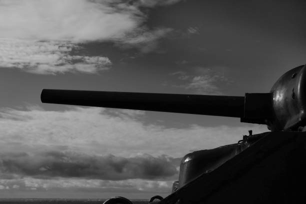 m 4 sherman panzerturm und geschütz zeigt in richtung himmel bei westkapelle, zeeland, niederlande, schwarz und weiß - panzerdivision stock-fotos und bilder