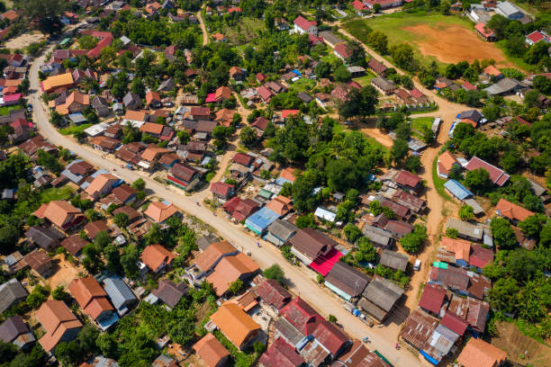 vista aérea de la localidad de nong khiaw. laos del norte. sudeste asiático. foto hecha por drone desde arriba. vista de pájaro. - laos hut southeast asia shack fotografías e imágenes de stock