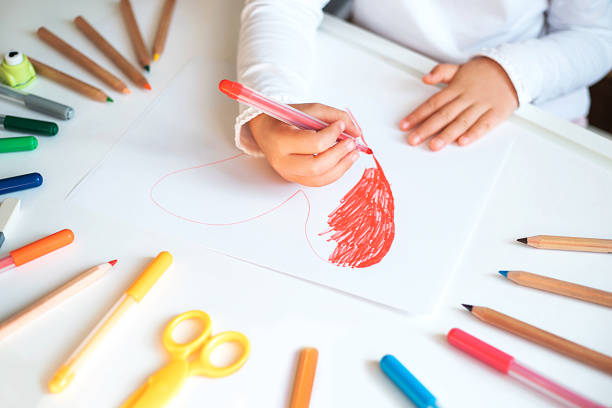 白い紙で子供の手の絵を閉じます。 - pencil simplicity colors red ストックフォトと画像