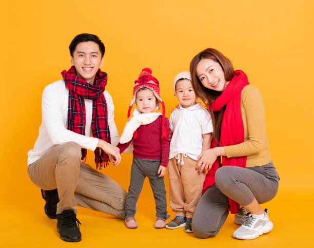 szczęśliwa azjatycka rodzina w zimowych ubraniach - couple autumn fashion male beauty zdjęcia i obrazy z banku zdjęć