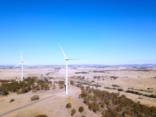 turbinas de vento no lado do país de nsw entre sydney e melbourne - cattle station - fotografias e filmes do acervo