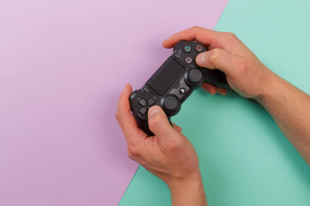 rusia, oktober 24 2019: manos masculinas sosteniendo un mando ps4, consola de juegos sony playstation 4. - joystick game controller playstation sony fotografías e imágenes de stock