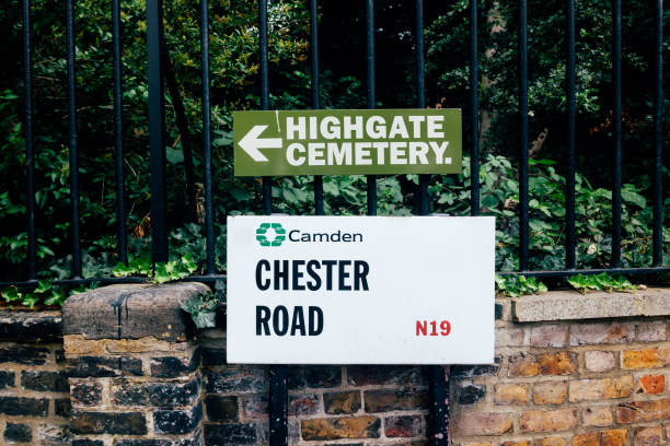 namensschild chester road, london - highgate cemetery stock-fotos und bilder