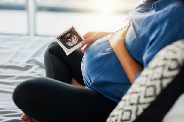 le début d'un beau lien - être enceinte photos et images de collection