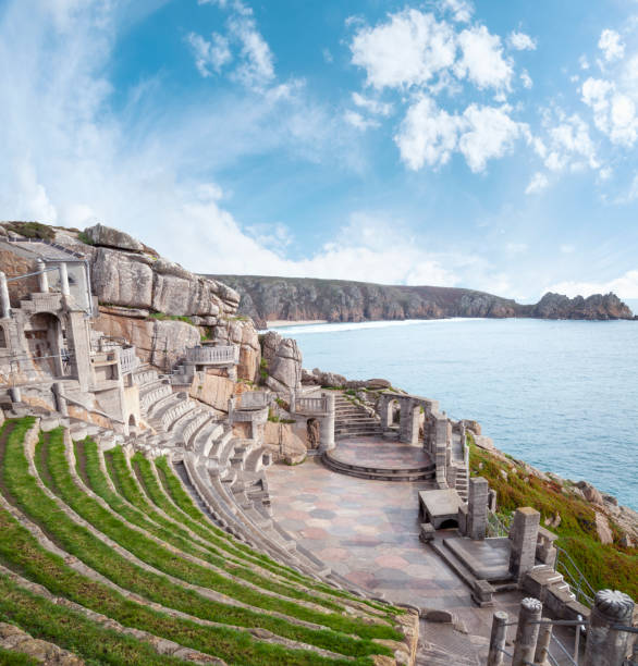 vista através do teatro de minack em cornualha, inglaterra - coastline uk cornwall england rock - fotografias e filmes do acervo