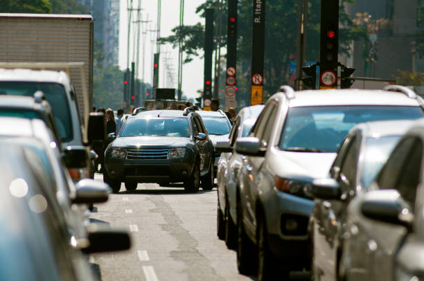 cambiar de carril en el tráfico pesado - traffic jam traffic sports utility vehicle car fotografías e imágenes de stock