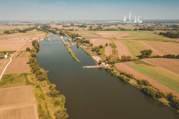 vista aérea del río odra cerca de la ciudad de opole - odra river fotografías e imágenes de stock