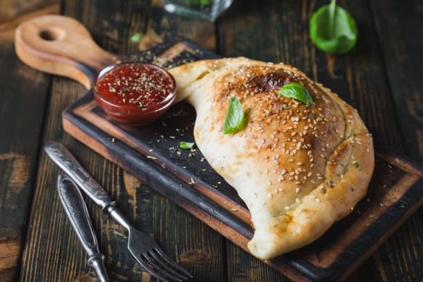 pizza calzone con pollo e formaggio - italian cuisine minced meat tomato herb foto e immagini stock