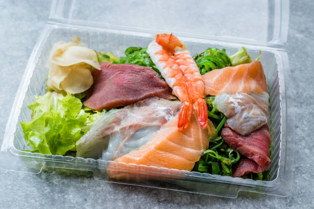 회시미 샐러드에 미역, 해초, 연어, 농어, 새우, 카니, 고등어, 참치를 플라스틱 상자 패키지 / 용기에 넣고 드세요. - sashimi sushi salad sea 뉴스 사진 이미지