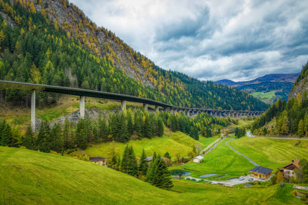 alpine bergen landschap (hdri) - brennerpas stockfoto's en -beelden