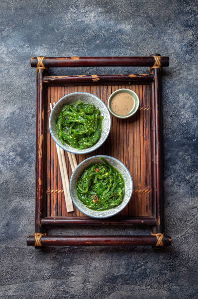 chuka wakame, ensalada japonesa de algas marinas con salsa de nueces - wakame salad fotografías e imágenes de stock