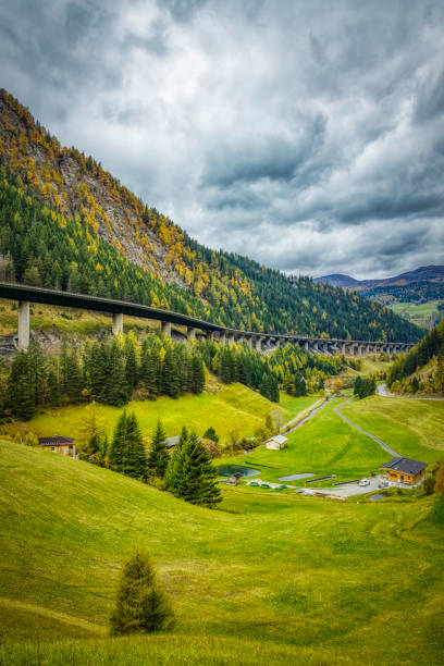 alpine bergen landschap (hdri) - brennerpas fotos stockfoto's en -beelden