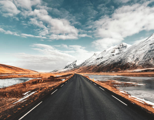 strada islandese vuota - winterroad foto e immagini stock