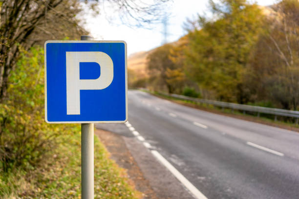 sinal britânico do estacionamento do layby - parking sign letter p road sign sign - fotografias e filmes do acervo