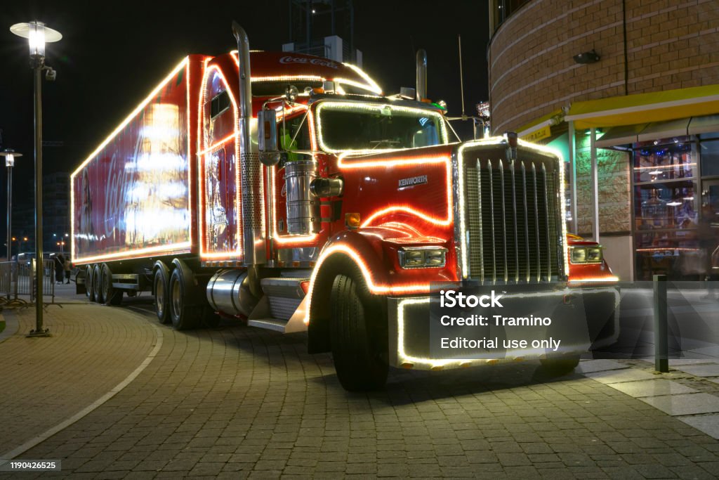 Foto de Caminhão Do Natal De Cocacola Na Noite e mais fotos de stock de  Caminhão - Caminhão, Coca-Cola, Natal - iStock