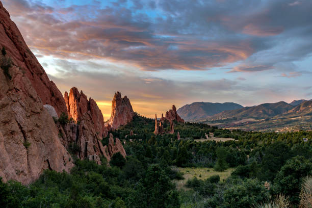 garden sky - garden of the gods fotografías e imágenes de stock