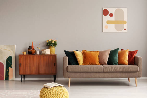 estilo retro en hermoso interior de la sala de estar con pared vacía gris - naranja color fotos fotografías e imágenes de stock