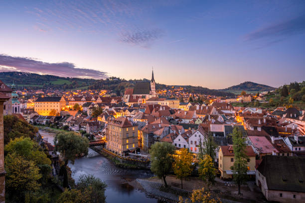 cesky krumlov, ceco è un vecchio villaggio della boemia. ci sono molte attrazioni turistiche come la torre del castello, il fiume san vito e il fiume vltava. - architecture blue bohemia built structure foto e immagini stock