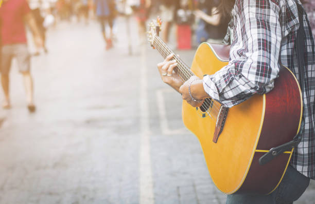 alter mann spielt gitarre auf der fußgängerzone, straßenmusiker in bangkok. - street musician stock-fotos und bilder