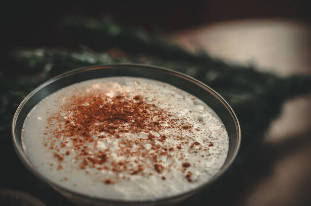 nahaufnahme glas eggnog mit zimt und einem zweig weihnachtsbaum - comfort food high angle view directly above close up stock-fotos und bilder