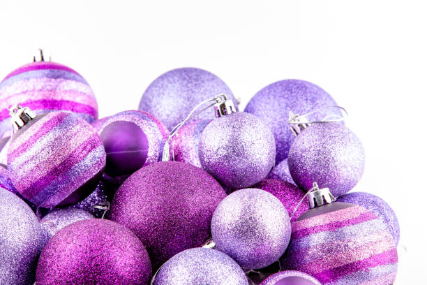 decorazioni natalizie a forma di sfera viola su sfondo bianco - pink christmas christmas ornament sphere foto e immagini stock