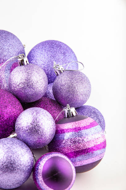 decorazioni natalizie purple sphere su sfondo bianco - pink christmas christmas ornament sphere foto e immagini stock