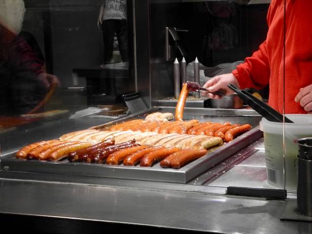 mann kocht würstchen auf dem grill - wiener sausage stock-fotos und bilder
