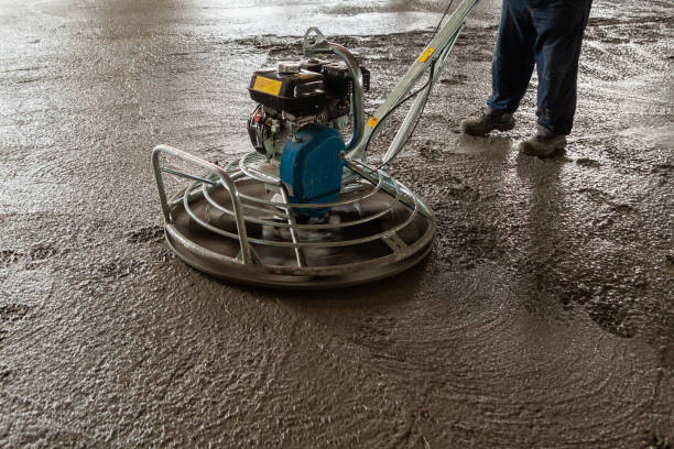 amoladora de flotador de potencia en el primer plano de fondo de hormigón húmedo con enfoque selectivo y desenfoque. - trowel fotografías e imágenes de stock