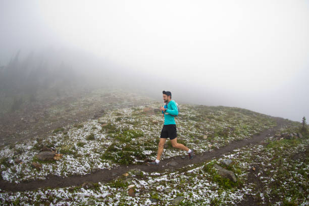 trail running au canada - distance running jogging running fog photos et images de collection