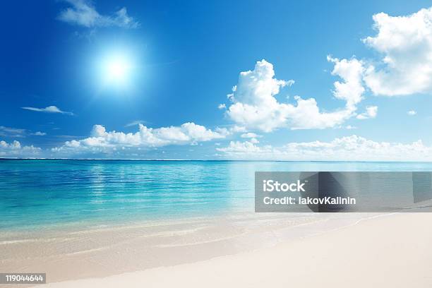 Sabbia E Mare Dei Caraibi - Fotografie stock e altre immagini di Cielo - Cielo, Mare, Acqua