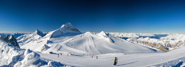 vista ensolarada de alpes austríacos do ponto de vista da geleira de zillertal hintertuxer da estância de esqui, tirol, áustria. - north tirol fotos - fotografias e filmes do acervo