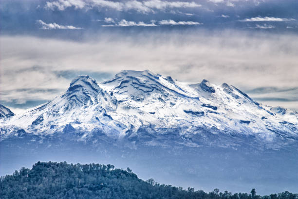 panorámica del volcán iztaccihuatl en la ciudad de méxico - smog mexico mexico city air pollution fotografías e imágenes de stock