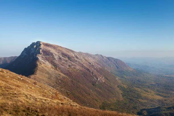 istock Narrow mountain ridge, blue sky and autumn colors 1190457175